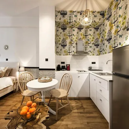 Designer Renovated Apartment In Downtown Athens Exterior photo