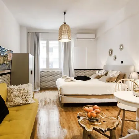Designer Renovated Apartment In Downtown Athens Exterior photo