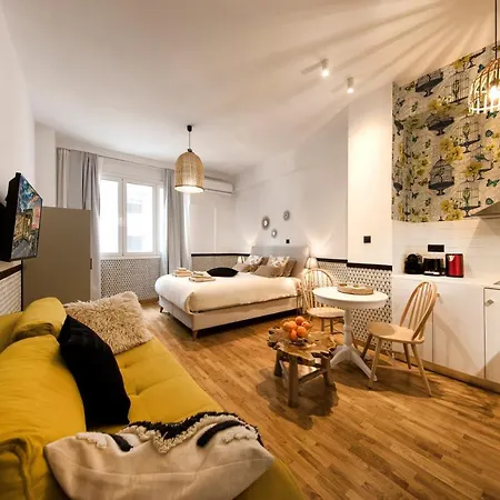Designer Renovated Apartment In Downtown Athens Exterior photo
