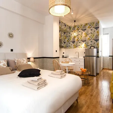 Designer Renovated Apartment In Downtown Athens Exterior photo