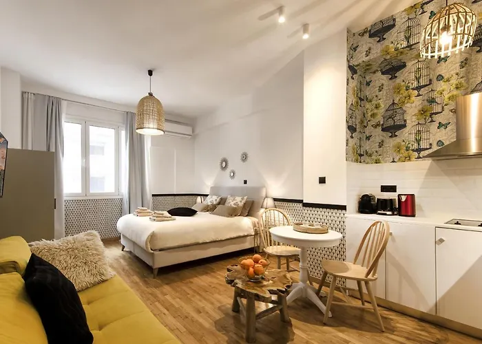 Designer Renovated Apartment In Downtown Athens