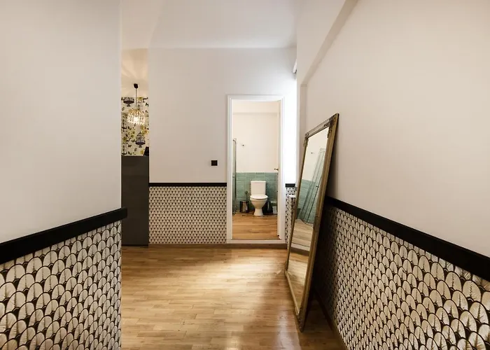 Designer Renovated Apartment In Downtown Athens