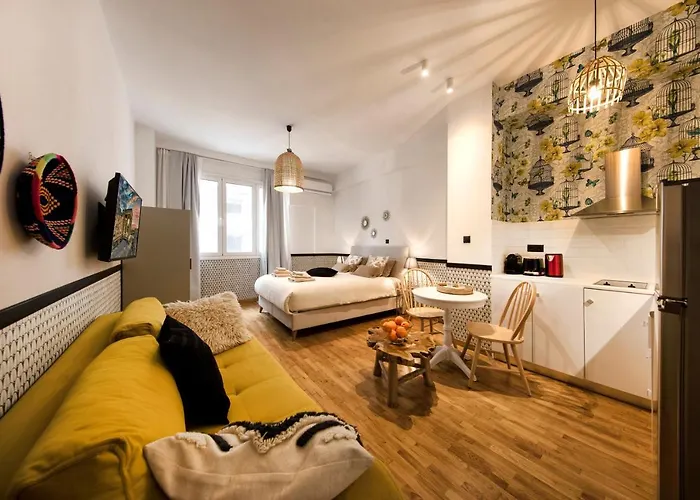 Designer Renovated Apartment In Downtown Athens