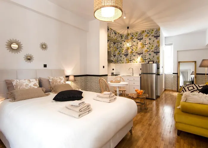 Designer Renovated Apartment In Downtown Athens